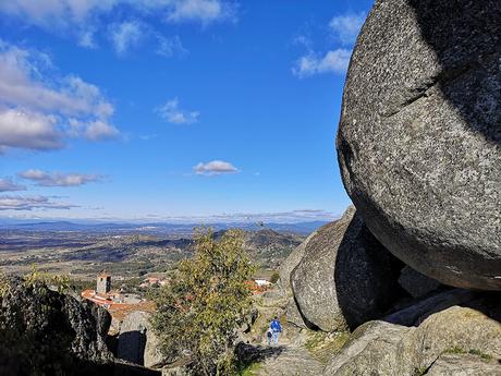 5 pueblos con encanto en Portugal que quizás no conozcas piedras de granito en Monsanto, Portugal