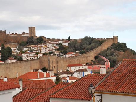 5 pueblos con encanto en Portugal que quizás no conozcas muralla y castillo de óbidos, uno de los pueblos con encanto Portugal