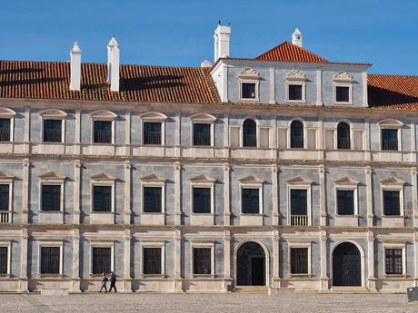 5 pueblos con encanto en Portugal que quizás no conozcas fachada de mármol del palacio ducal de Vila Viçosa