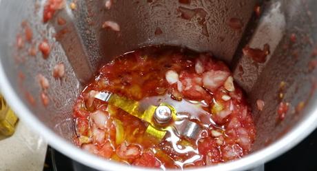 Poner aceite y sofreír las verduras