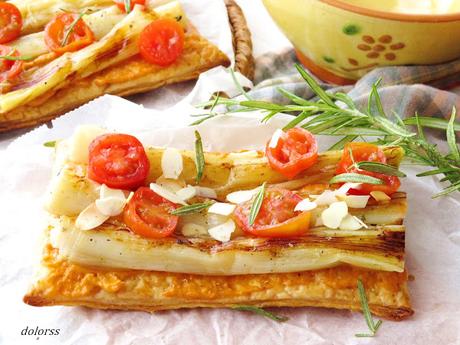 Coca crujiente de calçots con salsa romesco Coca crujiente de calçots con salsa romesco