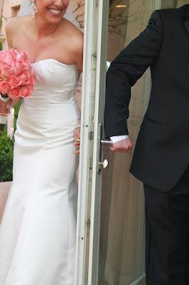 Novios uno a cada lado de la puerta para no verse Novios uno a cada lado de la puerta para no verse