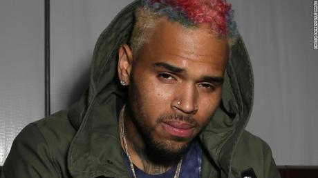 Mujer alega que el rapero Chris Brown la drogó y agredió