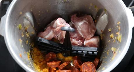 Ponemos las costillas y el chorizo y los cocinamos
