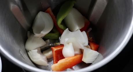 Ponemos las verduras en el vaso y troceamos