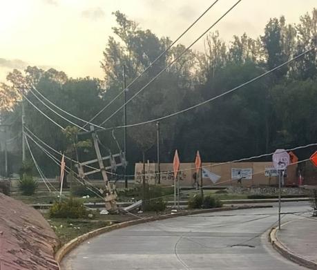 Vehículo choca contra poste en la Salvador Nava, 3 lesionados de gravedad