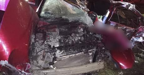 Vehículo choca contra poste en la Salvador Nava, 3 lesionados de gravedad