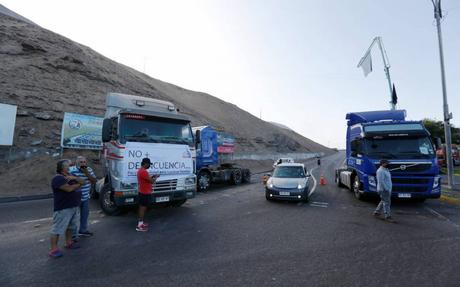 Chile: Transportista bloquean vías por muerte de un chófer presuntamente en manos de “migrantes”