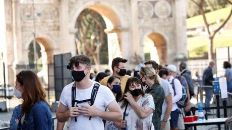Italia pone fin al uso de mascarillas en exteriores