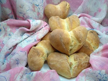 PAIN EN FORME DE COEUR/ HEART-SHAPED BREAD / PAN EN FORMA DE CORAZÓN / خبز على شكل قلب