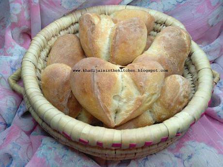 PAIN EN FORME DE COEUR/ HEART-SHAPED BREAD / PAN EN FORMA DE CORAZÓN / خبز على شكل قلب