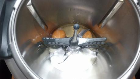 Echar los huevos en el vaso de la Thermomix tm5
