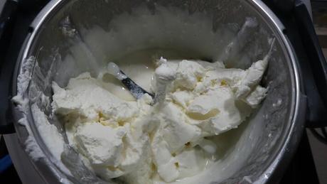 Mezclar el resto de los ingredientes con la nata