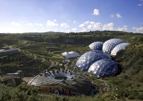 Eden project, una selva tropical construída en una antigua cantera inglesa como centro educativo y turístico Eden project, una selva tropical construída en una antigua cantera inglesa como centro educativo y turístico