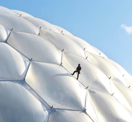 Eden project, una selva tropical construída en una antigua cantera inglesa como centro educativo y turístico Eden project, una selva tropical construída en una antigua cantera inglesa como centro educativo y turístico