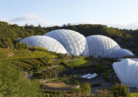 Eden project, una selva tropical construída en una antigua cantera inglesa como centro educativo y turístico HandC-64155