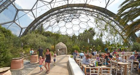 Eden project, una selva tropical construída en una antigua cantera inglesa como centro educativo y turístico Eden project, una selva tropical construída en una antigua cantera inglesa como centro educativo y turístico