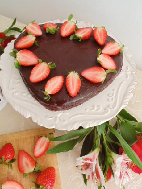 Tarta de chocolate y merengue con fresas para enamorar