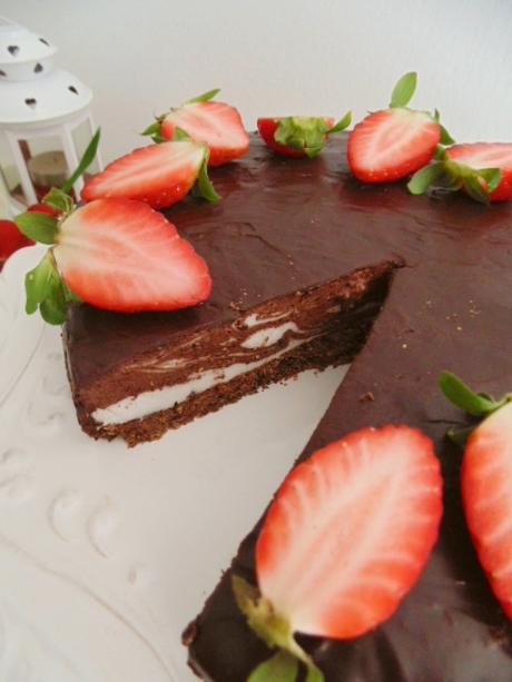 Tarta de chocolate y merengue con fresas para enamorar