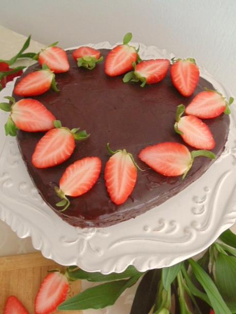 Tarta de chocolate y merengue con fresas para enamorar