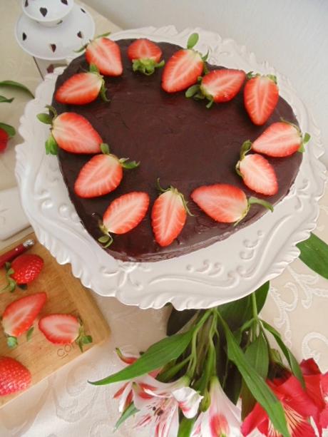 Tarta de chocolate y merengue con fresas para enamorar