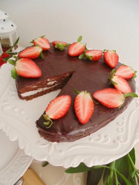 Tarta de chocolate y merengue con fresas para enamorar