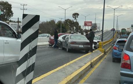 Choque en Salvador Nava y Cordillera de los Alpes, 4 vehículos involucrados