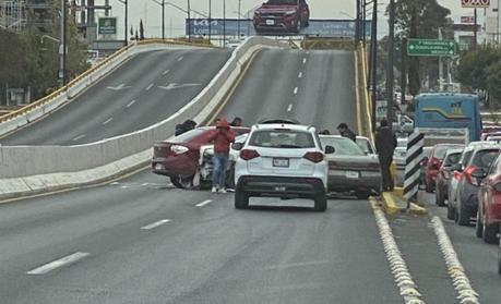 Choque en Salvador Nava y Cordillera de los Alpes, 4 vehículos involucrados