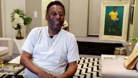 Pelé es hospitalizado nuevamente para continuar su tratamiento