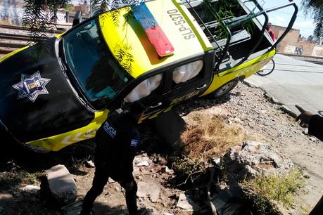 Patrulla municipal vuelca en la 6 De Junio tras perseguir ladrones