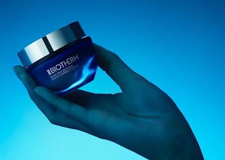 Corrige los Signos de la Edad con Biotherm Blue Pro-Retinol Multi-Correct biotherm-blue-pro-retinol-multi-correct-mano