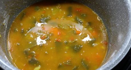 Cocemos el arroz con el agua y las verduras