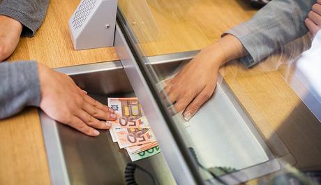 Comisiones por sacar dinero en ventanilla ¿es legal?