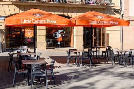 Aunque la tercera cadena más grande de pizzas del mundo y... Little Caesars Pizza llegó a Barcelona