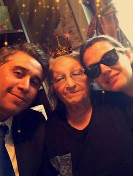 Luis, junto a su abuela materna y una prima