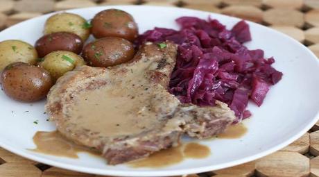 Chuletas con Repollo Morado