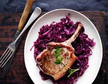 Chuletas con Repollo Morado