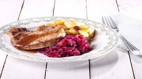 Chuletas con Repollo Morado