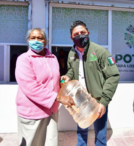 Ricardo Gallardo entrega  purificadora gratuita en Charcas