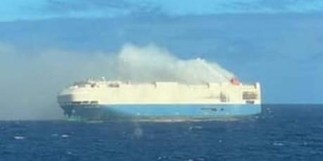 Incendio de un barco repleto de autos de lujo quedó a la deriva en medio del océano Atlántico