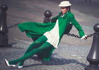 Mujer de verde y blanco