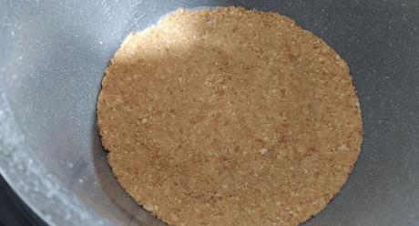 Ponemos las galletas para la base en la Olla gm