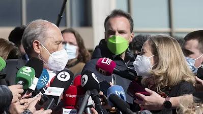 La todopoderosa banca, obligada a arrodillarse ante los mayores.