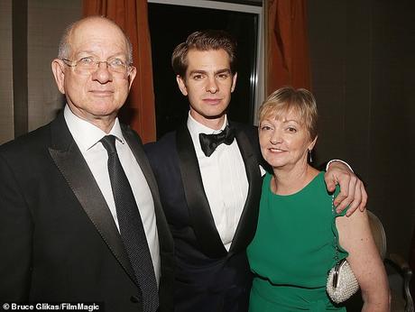 Andrew Garfield dice que la muerte de su madre lo dejó con un «dolor extremo» Triste: la madre del actor, Lynne, de 38 años, murió de cáncer de páncreas en 2019, poco antes de filmar su papel nominado al Oscar en Tick, Tick... ¡Boom! (En la foto con Lynn y papá Richard en 2018)
