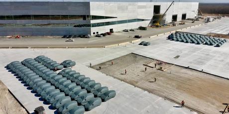 Nuevos Teslas Model Y listos para entregar en Gigafactory Texas.