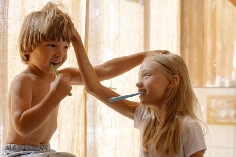 niños lavandose los dientes