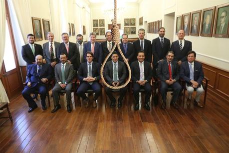 La soga al cuello; La mona vestida de seda