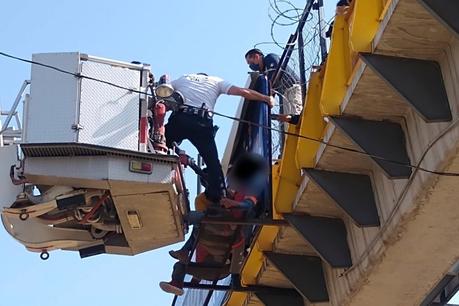 Policía vial evita suicidio en puente de la Carretera 57
