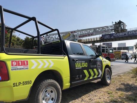 Policía vial evita suicidio en puente de la Carretera 57