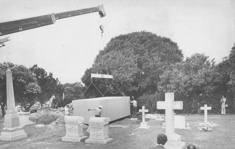 Trágica historia de la bella millonaria que pidió ser enterrada dentro de su Ferrari